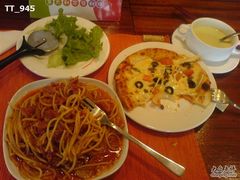 中午50元的&nbsp;SET,奶油汤、色拉、前菜-BISTROFIORE美伊娜(伊犁南路店)