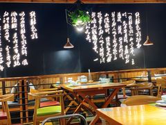 大堂-洪氏嗨捞·广东猪肚鸡·椰子鸡火锅(西咸万象城店)