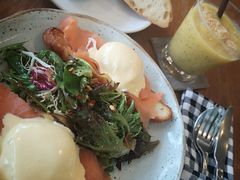 熏三文鱼班尼迪克蛋-ROAST coffee & eatery