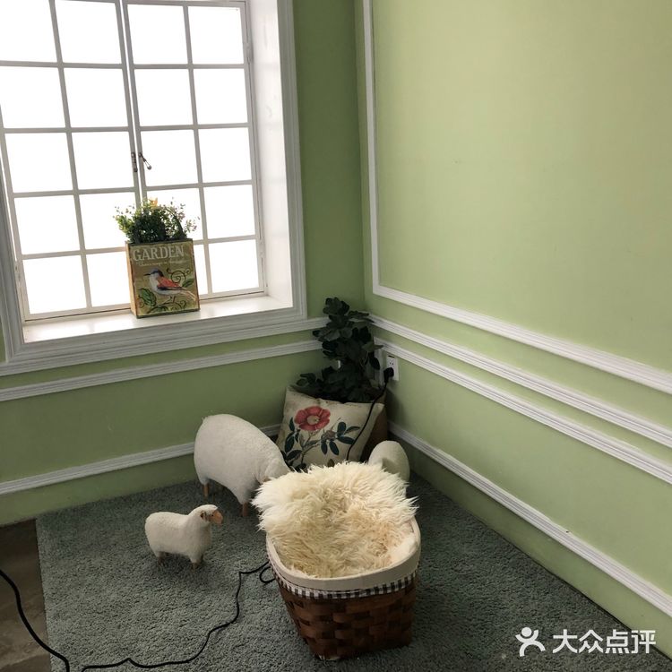 店铺主打儿童+孕妇+全家福的摄影 环境属于工业风