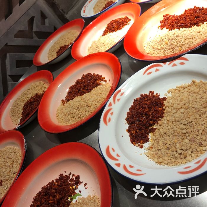 马路边边串串香