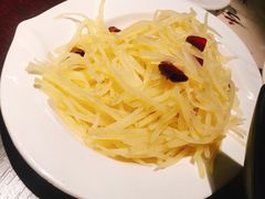 炝炒土豆丝-舌尖上的食缘花园主题餐厅