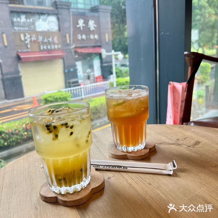 面包、咖啡都很好，唯独酒不给卖，不好[快哭了]