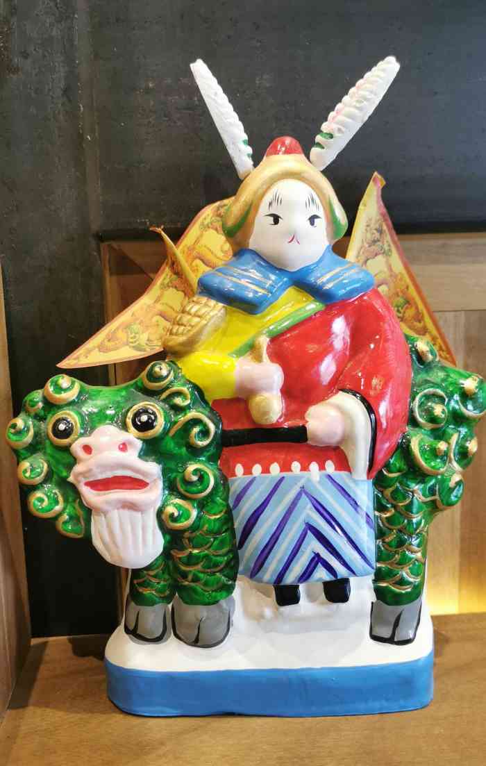 这家店浓郁的老北京特色特别有意思,满屋子全是兔爷.