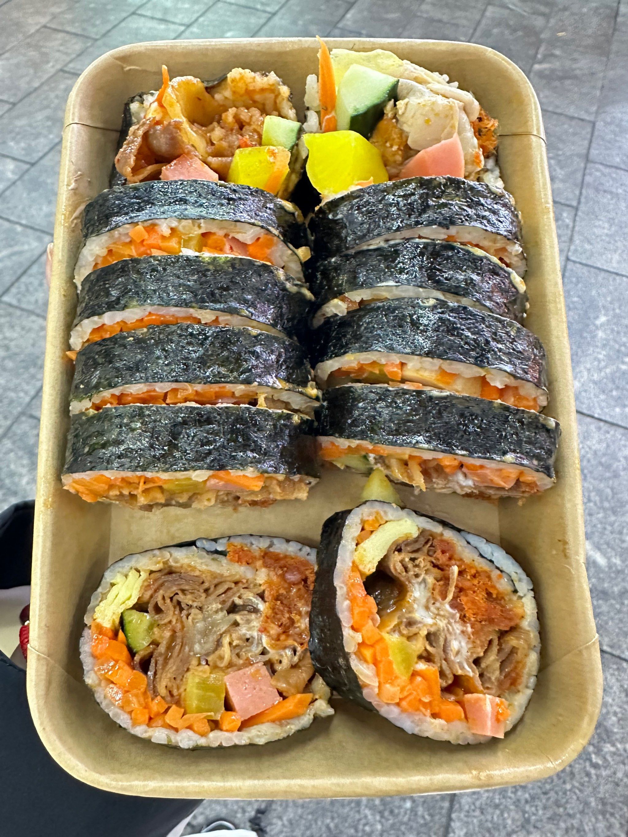 黄/泡菜肥牛紫菜包饭
我个人超爱的两个口味儿~
咸蛋黄香香沙沙的