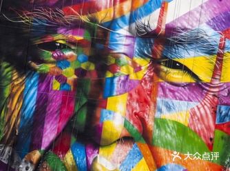 密集色块遮盖️下的大型人物肖像