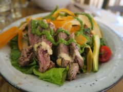 煎牛肉牛油果花椰菜色拉-Wagas沃歌斯(太古汇店)
