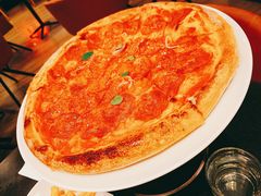 意大利腊肠比萨配腌番茄和干酪-WOLFGANG PUCK KITCHEN & BAR(迪士尼小镇店)