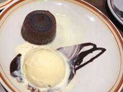 巧克力熔岩蛋糕配香草冰淇淋-萨莉亚意式餐厅(杭州滨江天街店)