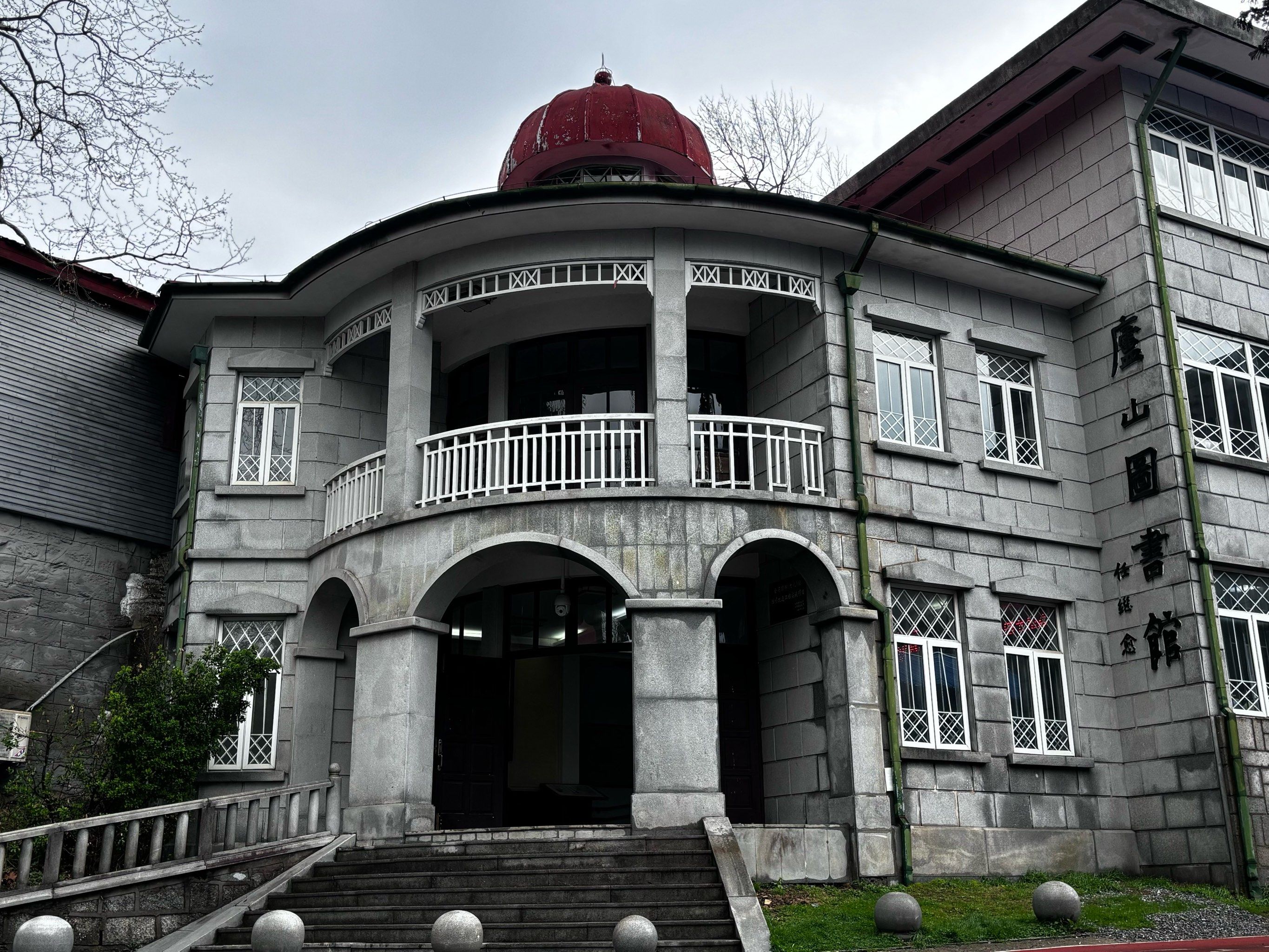 镇景区店)」「八月咖啡」,还有博物馆,军事疗养中心,宋美龄别墅故居