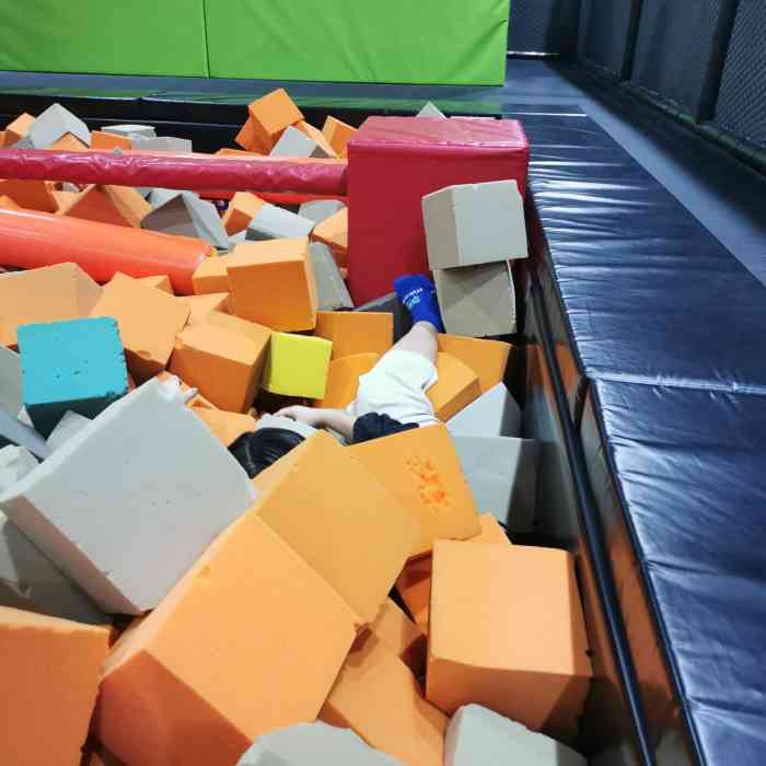 hi boom嗨蹦蹦床工厂·蹦床公园-"[爱心]:位置很好找,停车位很多!