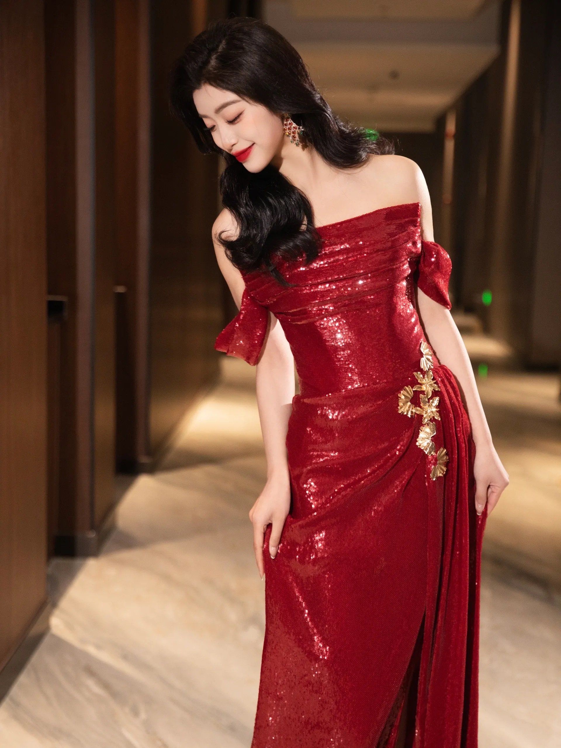 n不同于千遍一律的红色礼服
鱼尾版型剪裁💃
腰上褶皱增加