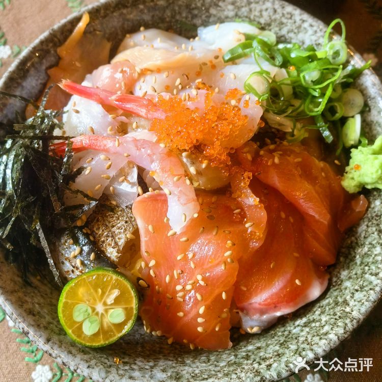 阿水的生鱼饭旗舰店是一家专注于生鱼饭的日料小店