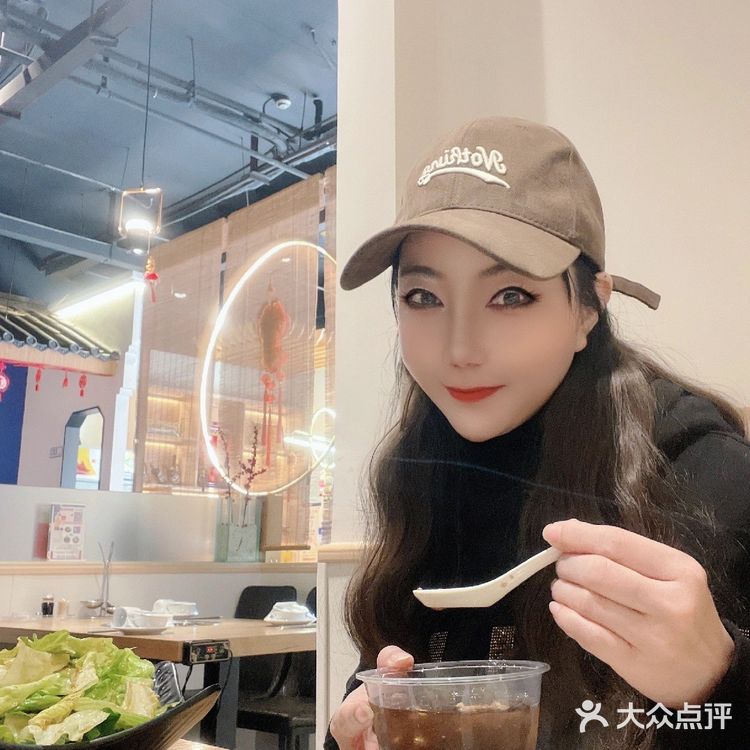 他们家的酸菜鱼火锅很正宗，微微麻辣，巴适得很