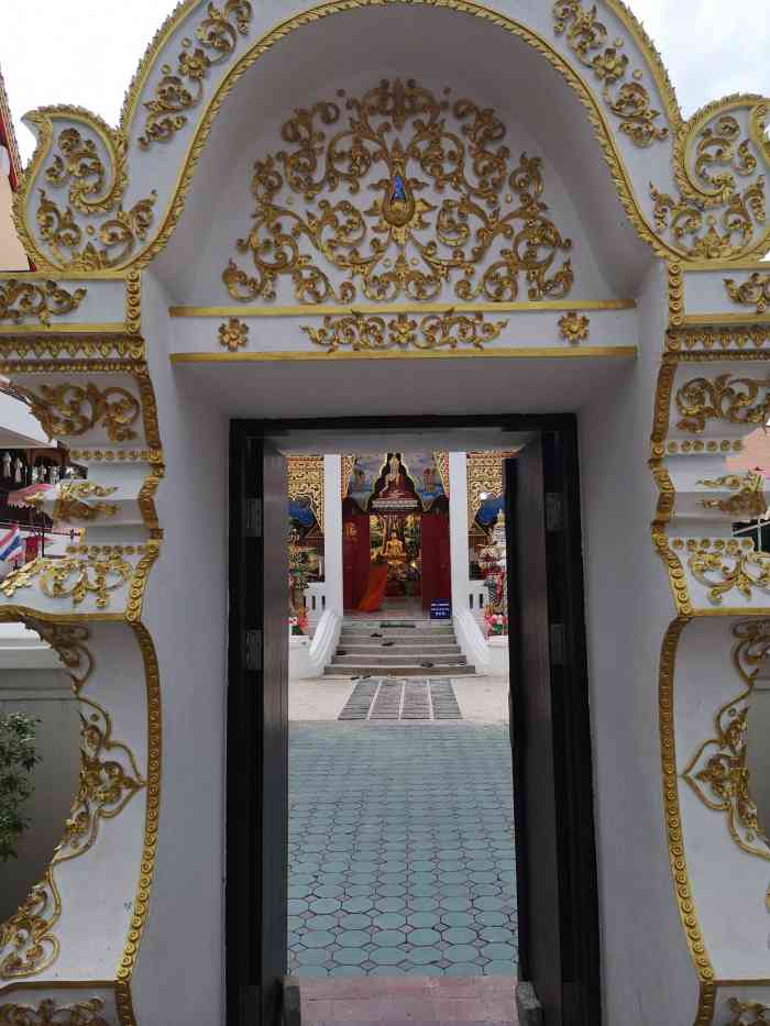 塞姆芒寺"古城的东南角,挨着清迈敬老院不远.庙宇很.