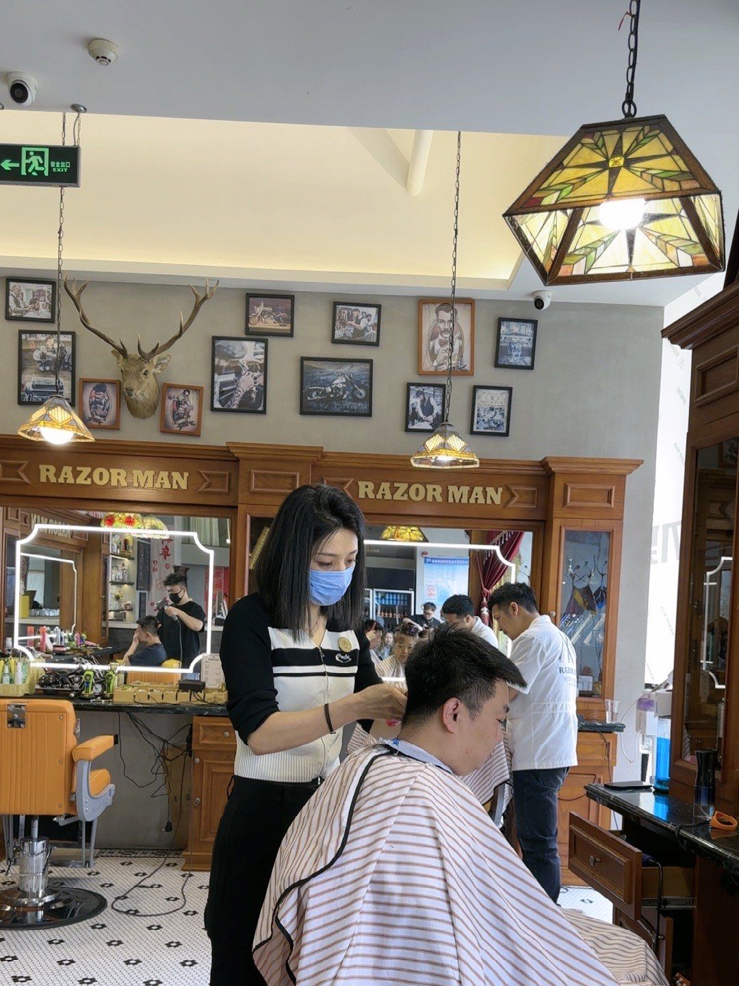 美女理发师真的超帅啊