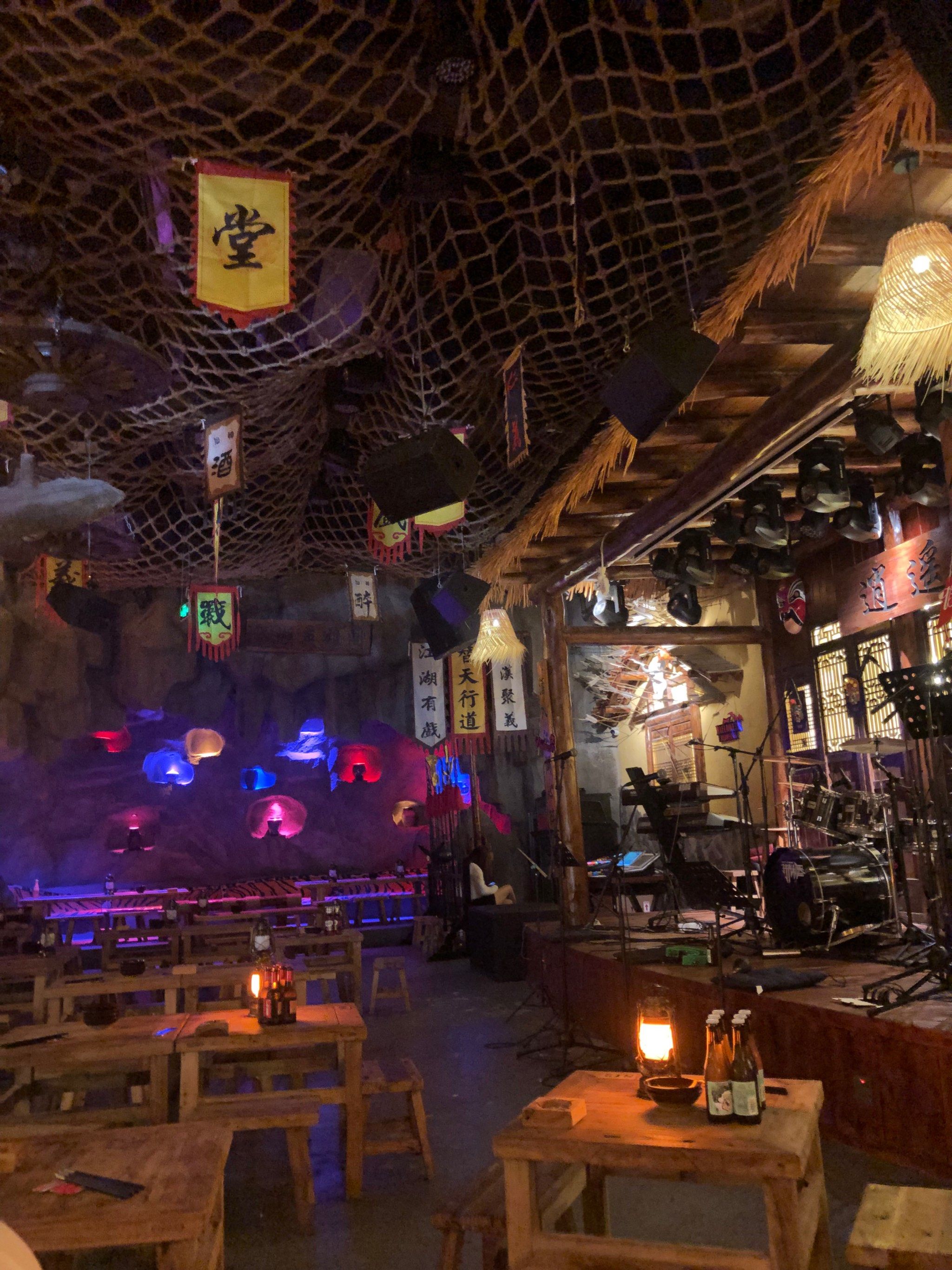 仿佛来到古代酒馆!现场氛围真不错啊