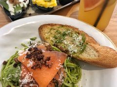 牛油果鸡蛋拼竹炭包-A30 BISTRO