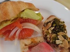 烟熏三文鱼可颂-北京贵宾楼饭店 红墙咖啡厅