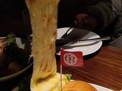 拉丝芝士牛肉堡-Bistro 63 创意融合料理(广粤天地店)