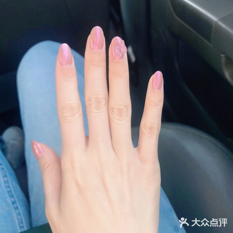 夏天就是要漂亮的美甲呀！极光粉搭配蝴蝶
