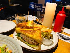 烤牛肉三明治配沙拉-The Diner X餐厅(青岛万象城店)