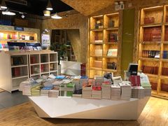 -新华里咖啡书吧(新华书店小寨店)