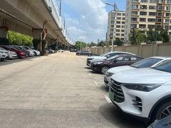 -佘山地铁站-停车场