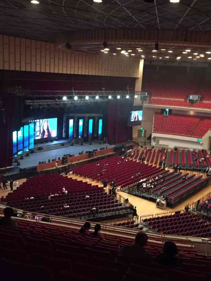 曾经的上海体育馆简称万体馆能容纳1万人已经是很大的规模了又是室内