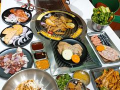 -山野的朋友露营炭火烤肉