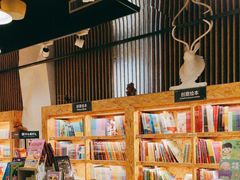 -新华里咖啡书吧(新华书店小寨店)