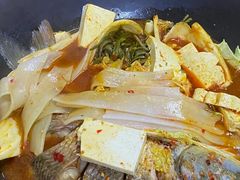 -东北烧烤铁锅炖水库鱼