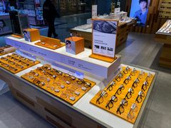 -LOOK眼镜·蔡司依视路配镜(宝山万达店)