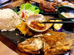 黃薑炸原條魚雜錦飯-班兰叶印尼美食