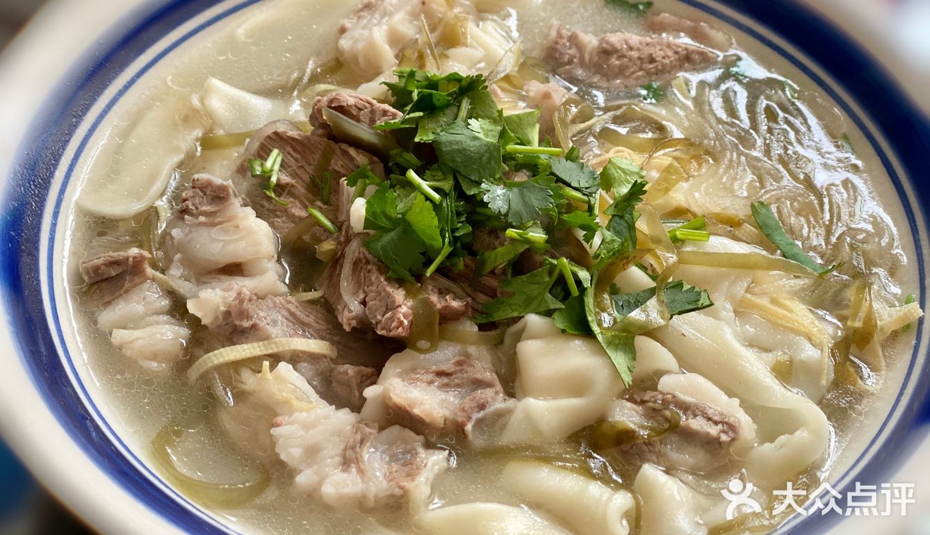 首先早起菜市场买一块肥瘦相间的羊排