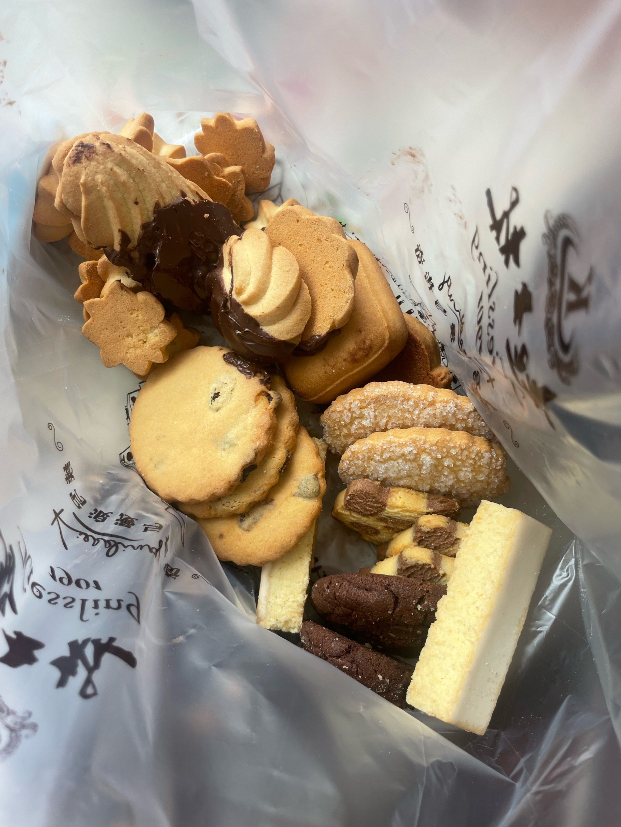 宜白路新开的"起士林"小店不大 点心都挺好吃