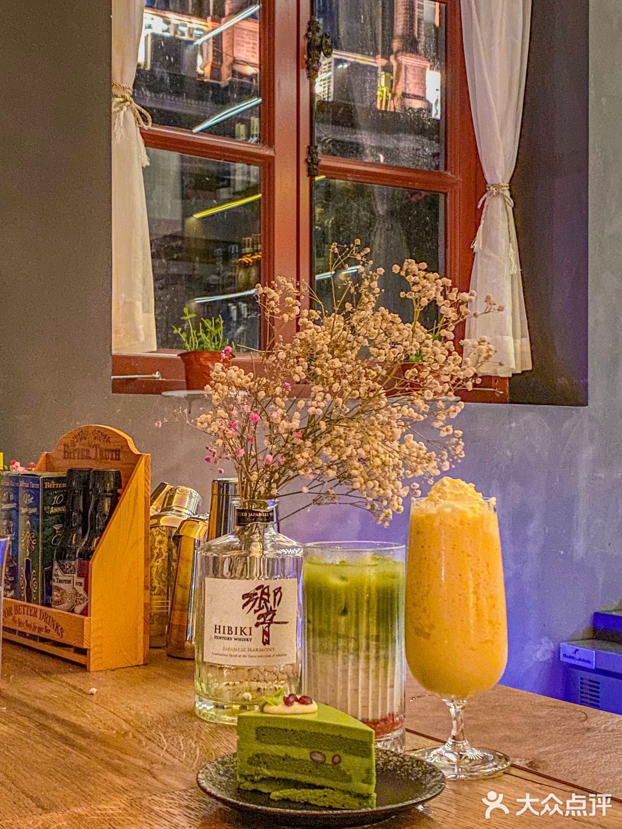 就在这个夏日夜晚🏙看着车水马龙聊聊天吧 