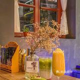 就在这个夏日夜晚🏙看着车水马龙聊聊天吧 