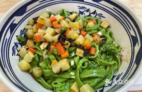 Oil-Poured Vegetarian Meat Sauce Spinach Noodles