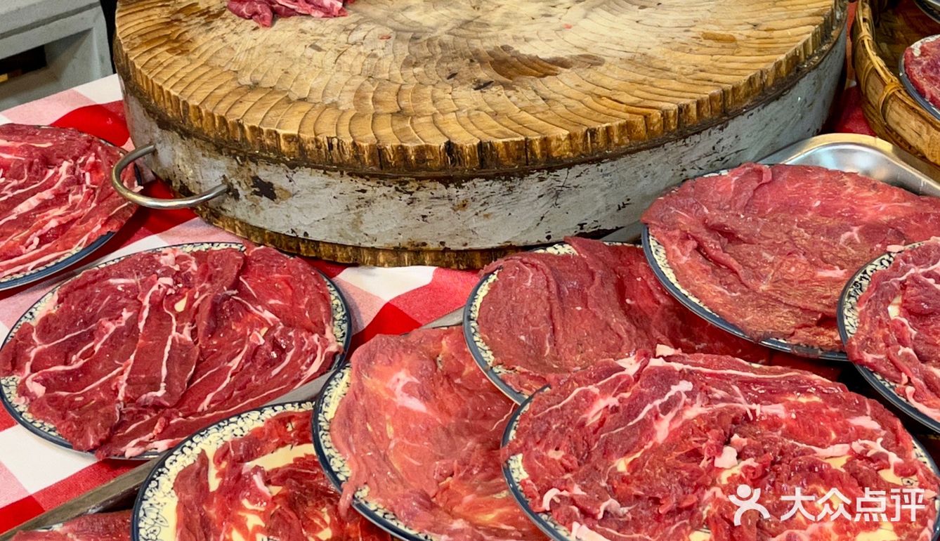 成都！老外冒雨来吃的社区火锅！现切牛肉9.9