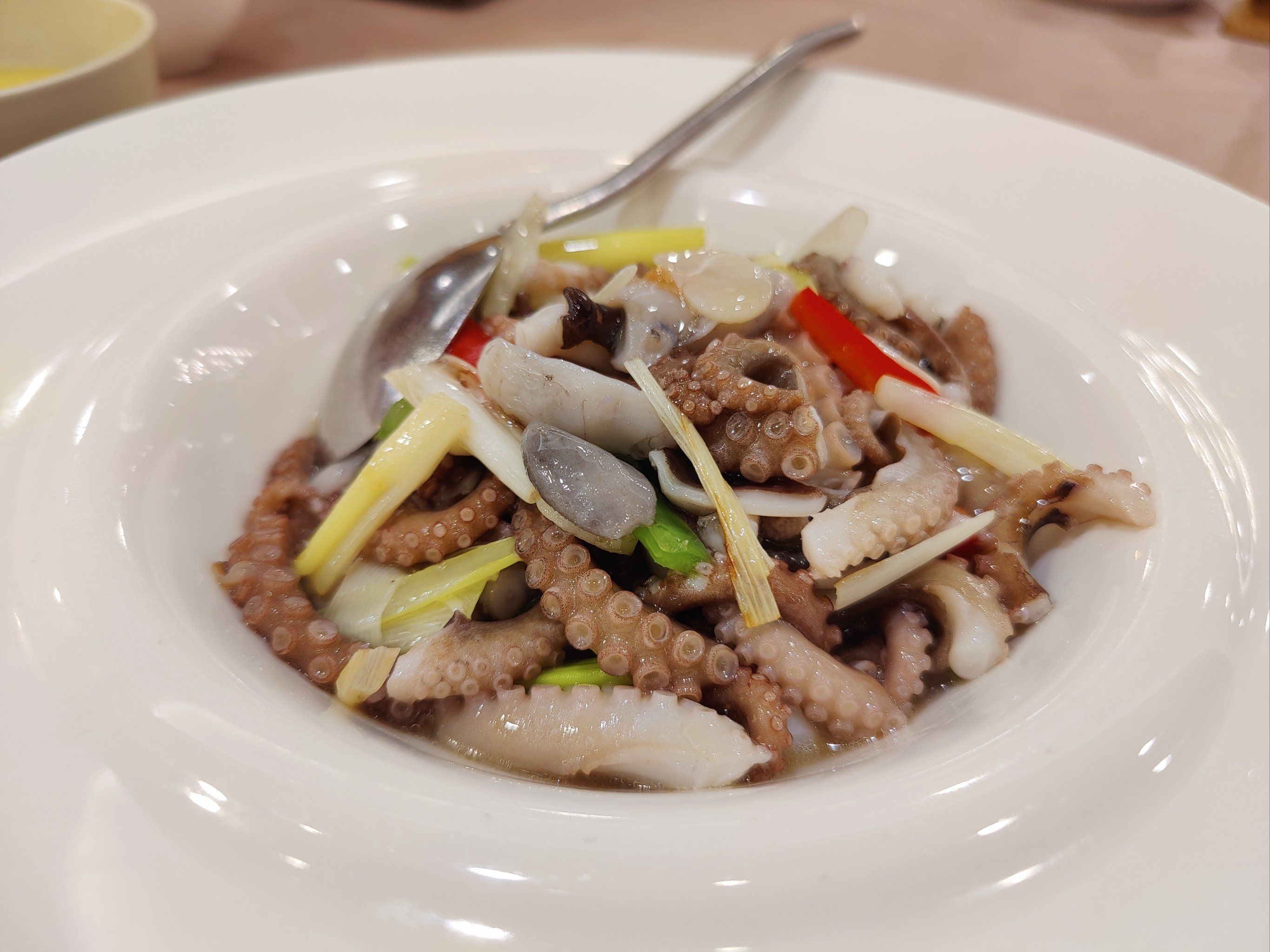 尤其是烹茄子和老厨白菜,味道地道.辣爆八带新鲜脆嫩