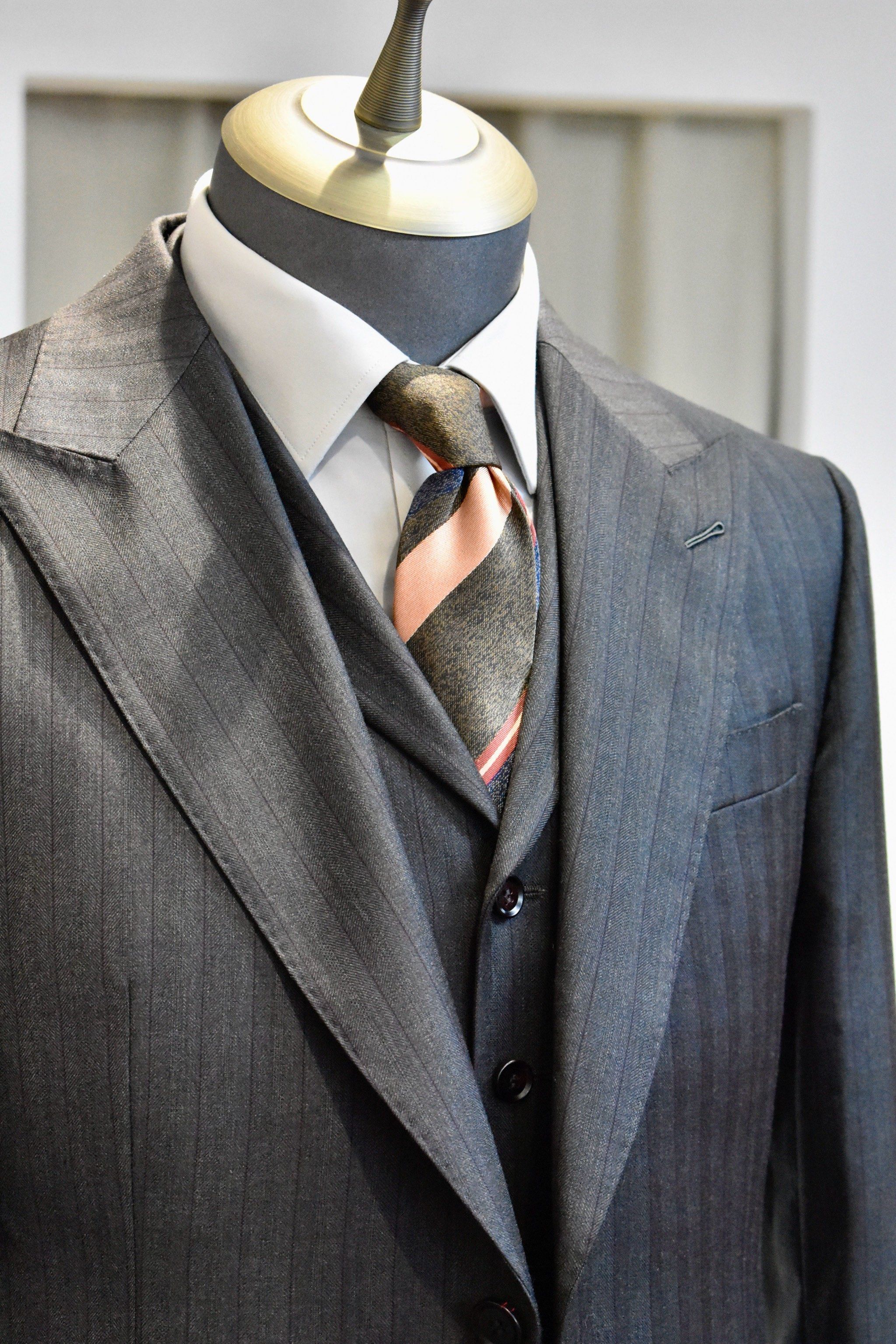 客定灰棕条纹三件套西装