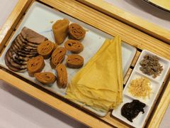 大饼卷肘子-东兴楼饭庄(六里桥店)