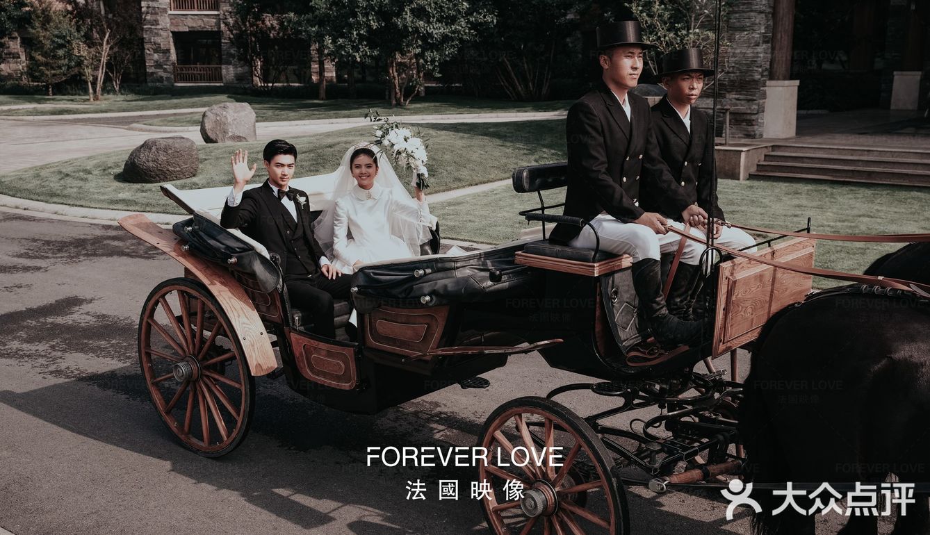 乘坐马车巡游，在古堡前拍婚纱照