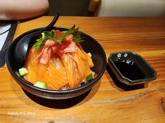 三文鱼盖饭-吟松日式料理(莘庄店)