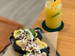 牛油果鸡蛋拼竹炭包-A30 BISTRO