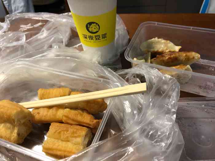 六块钱的油条就得半条,豆浆味道也一般,还不如我叫外卖点其他家