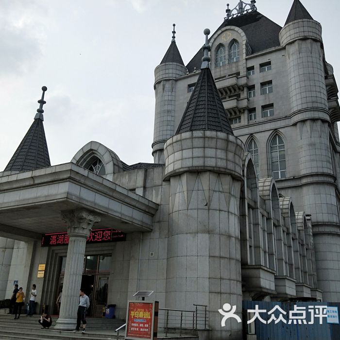 滆湖服务区停车场
