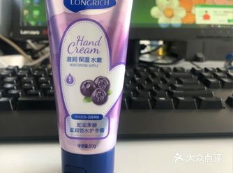 又发现平价宝藏了 隆力奇这个护手霜两个味道一个蓝莓的