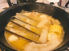 浓厚原只鸡煲花胶汤-鲜入围煮花胶鸡海鲜火锅